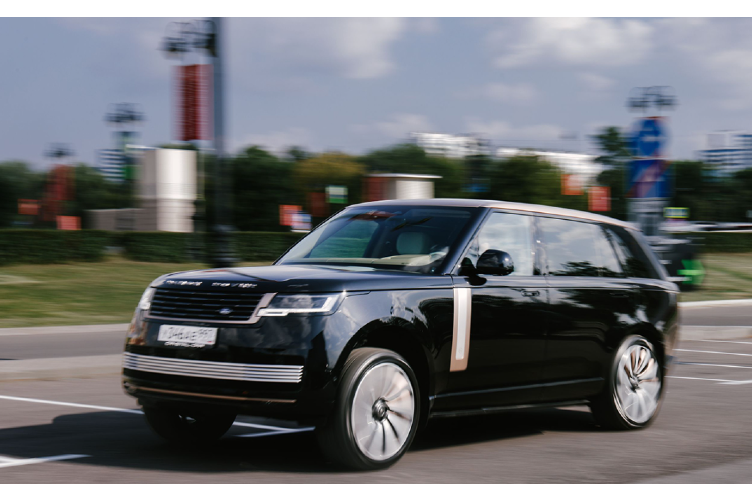 В «Кристал Кар» приехали 16 новых Range Rover: эксклюзивный обзор автомобилей