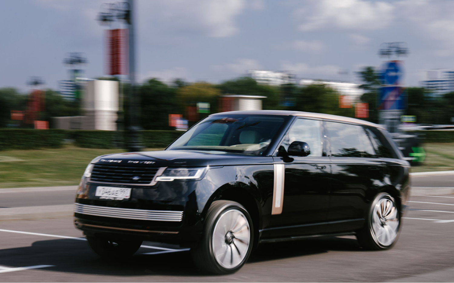 В «Кристал Кар» приехали 16 новых Range Rover: эксклюзивный обзор автомобилей