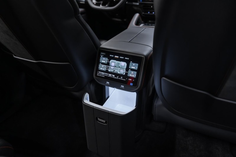 Zeekr 8X I — 2026
