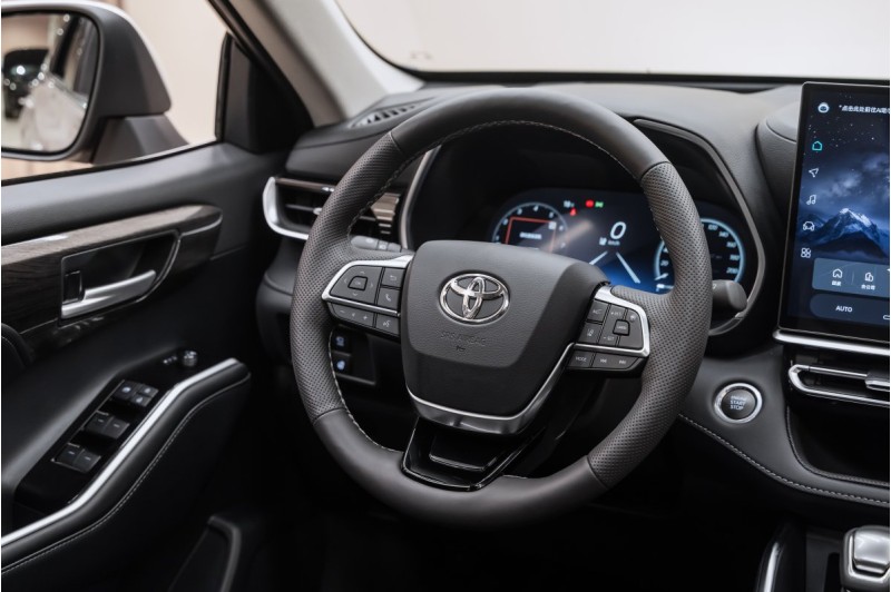 Toyota Highlander IV (XU70) — 2026