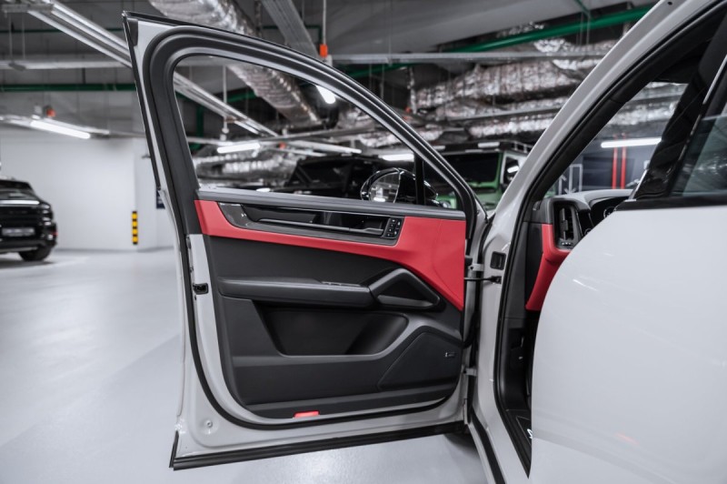 2025 Porsche Cayenne GTS Coupé