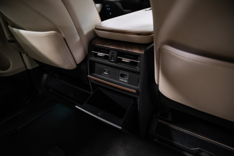Lexus LM Business+ - 2026