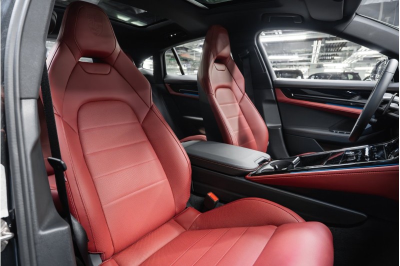 Porsche Panamera 4 972 — 2025