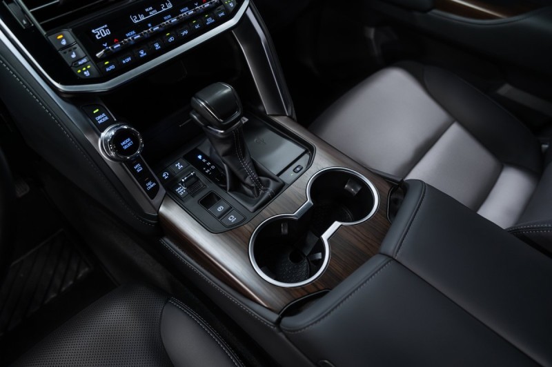 Toyota Land Cruiser 300 — 2024