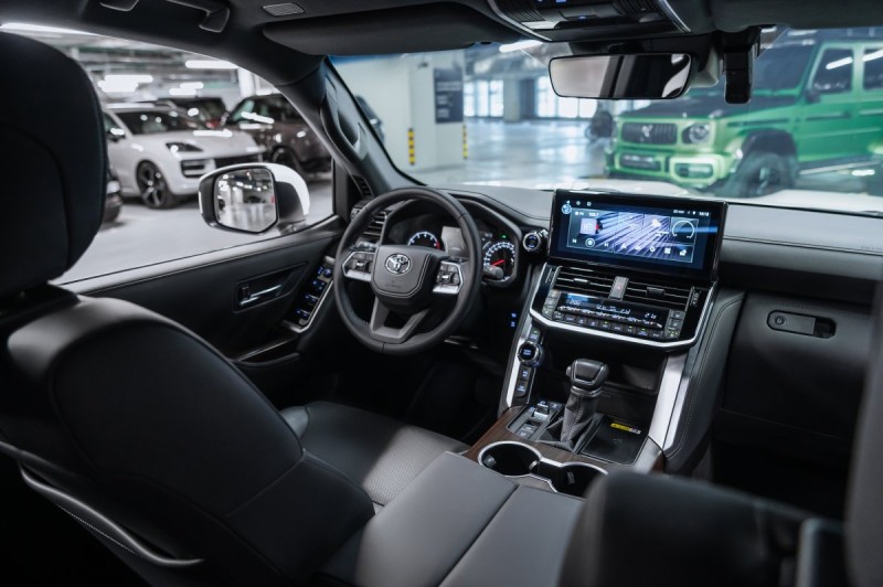 Toyota Land Cruiser 300 — 2024