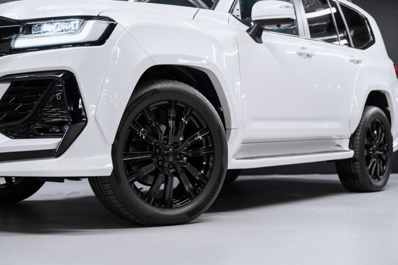 Toyota Land Cruiser 300 — 2024