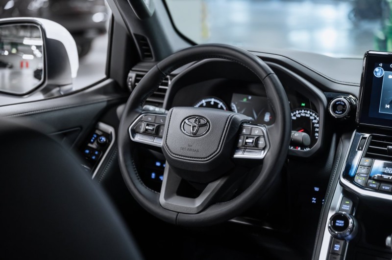 Toyota Land Cruiser 300 — 2024