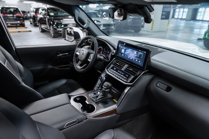 Toyota Land Cruiser 300 — 2024