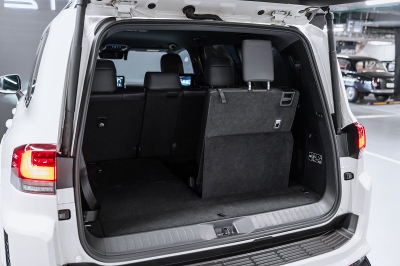 Toyota Land Cruiser 300 — 2024