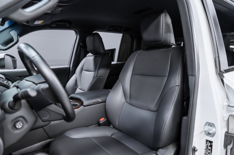 Toyota Land Cruiser 300 — 2024