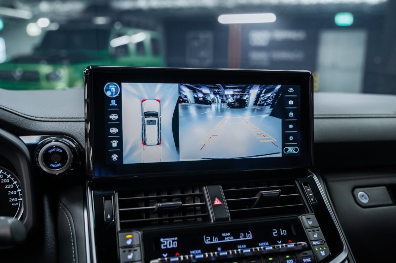 Toyota Land Cruiser 300 — 2024