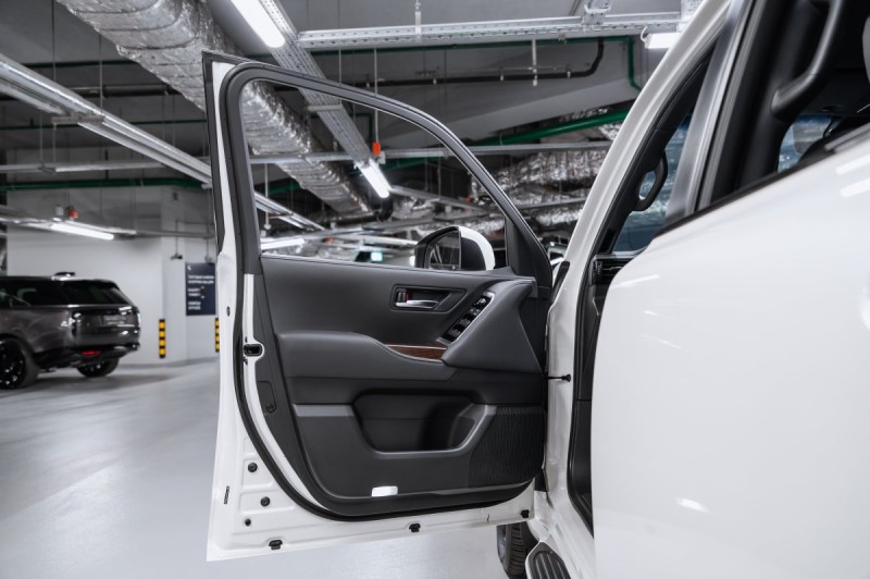 Toyota Land Cruiser 300 — 2024