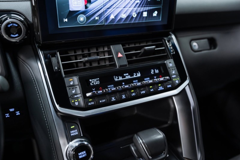 Toyota Land Cruiser 300 — 2024