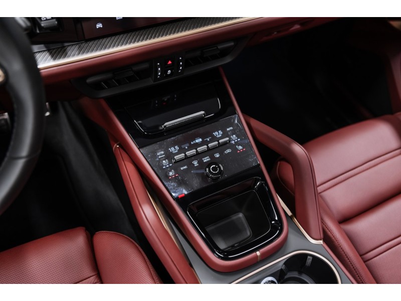 Porsche Cayenne GTS 2025