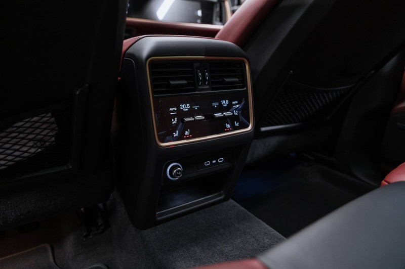 Porsche Cayenne GTS 2025