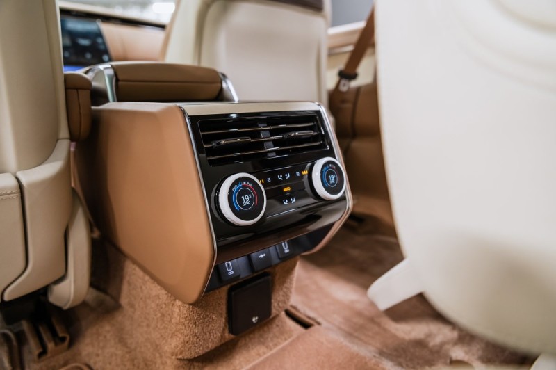 Land Rover Range Rover SV 2025