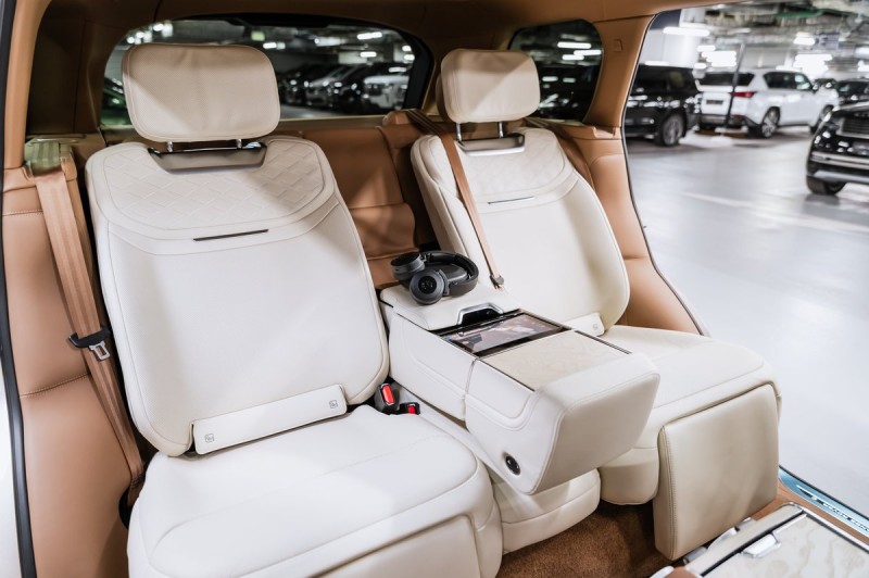 Land Rover Range Rover SV 2025
