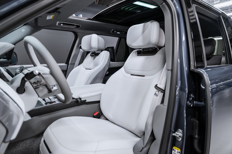 Land Rover Range Rover SV 2025