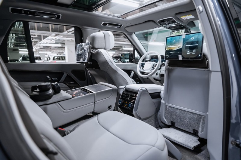 Land Rover Range Rover SV 2025