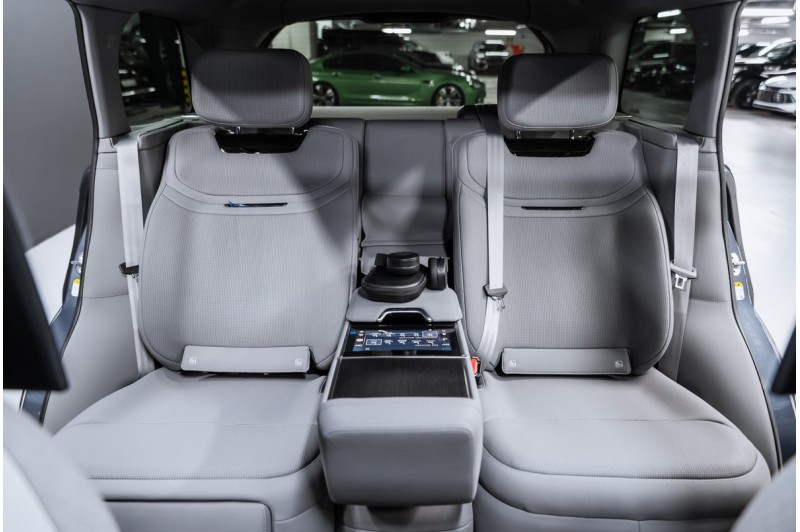 Land Rover Range Rover SV 2025