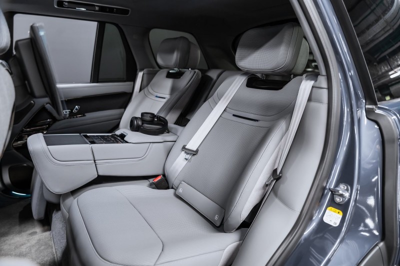 Land Rover Range Rover SV 2025
