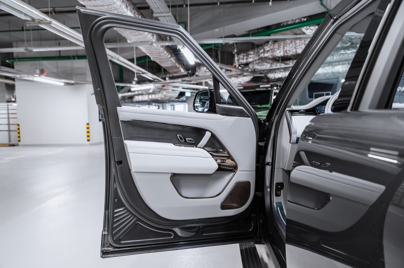 Land Rover Range Rover SV 2026