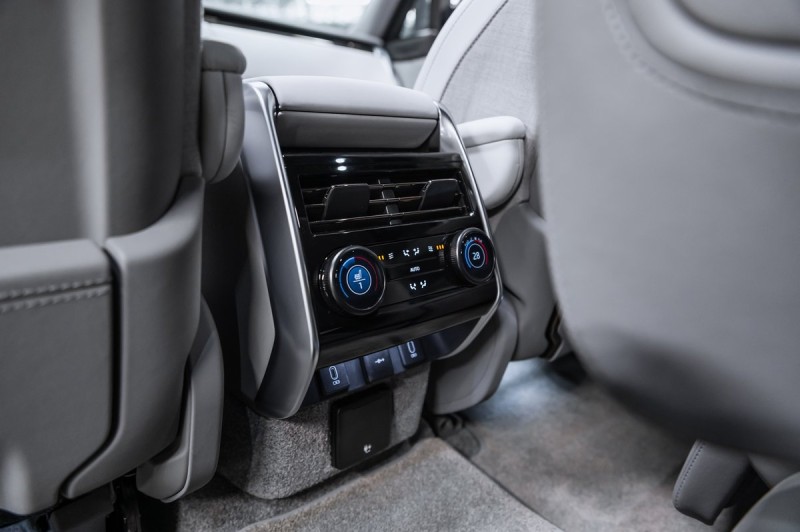 Land Rover Range Rover SV 2026