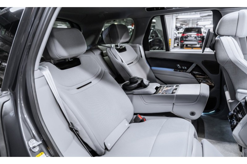 Land Rover Range Rover SV 2026