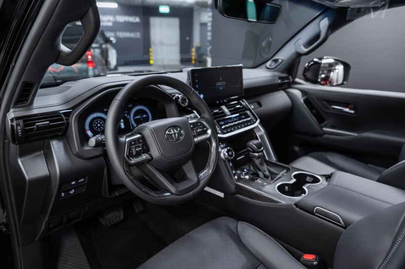 Toyota Land Cruiser 300 — 2026
