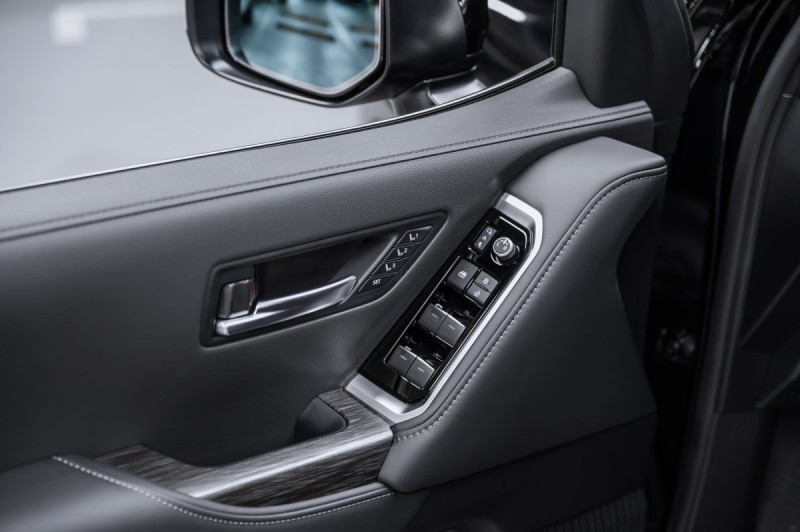 Toyota Land Cruiser 300 — 2026