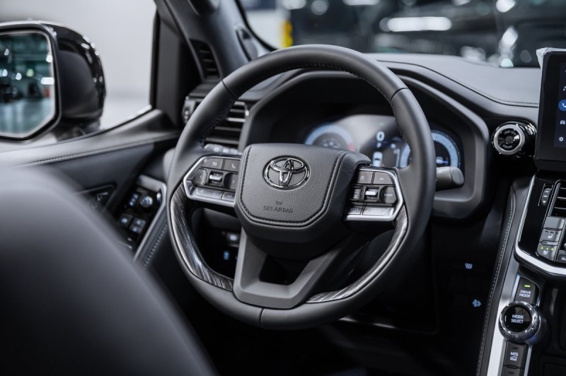 Toyota Land Cruiser 300 — 2026