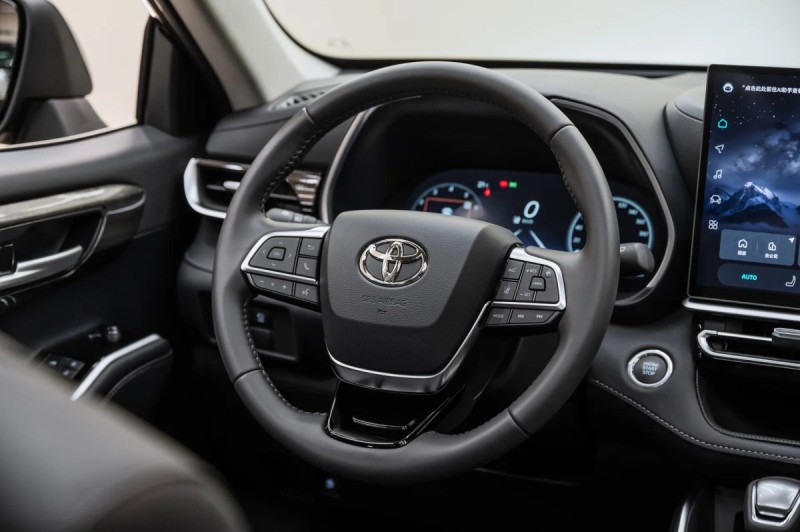 TOYOTA HIGHLANDER IV — 2026