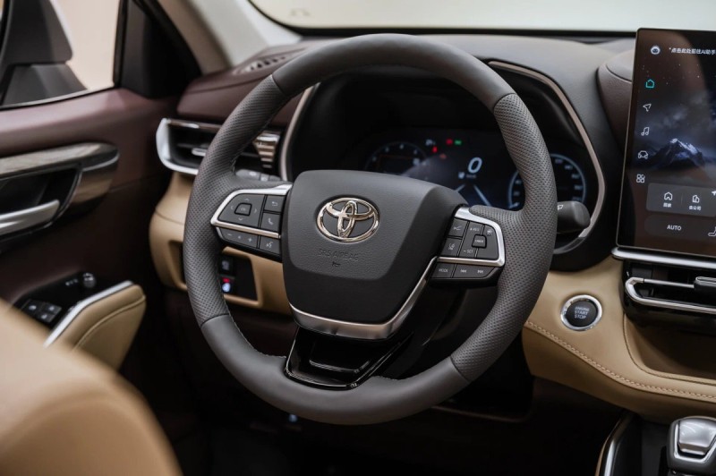 Toyota Highlander IV (XU70) — 2026