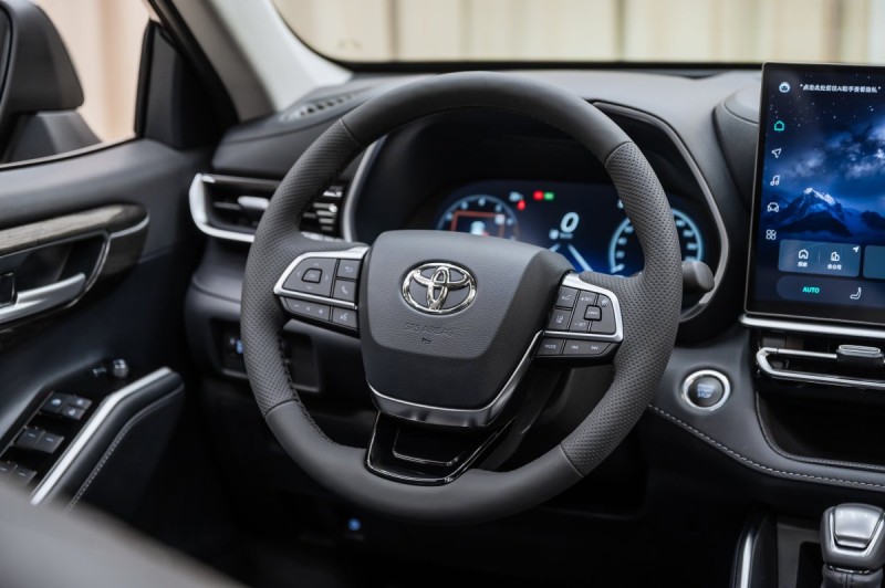 Toyota Highlander IV (XU70) — 2026